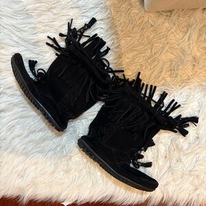 Minnetonka Moccasin Fringe Black Women's Boots